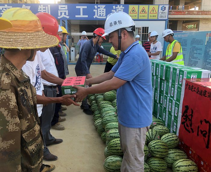 發(fā)放清涼物資。盧瑞陽(yáng) 攝.JPG