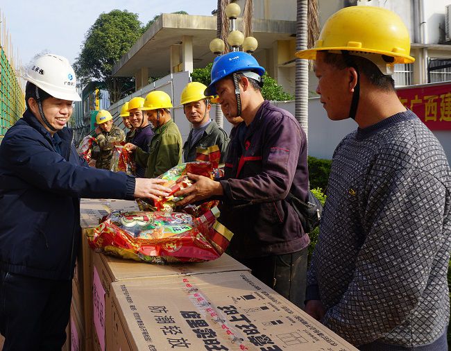 （修圖）為一線工人發(fā)放慰問品。謝微旋 攝_副本.jpg